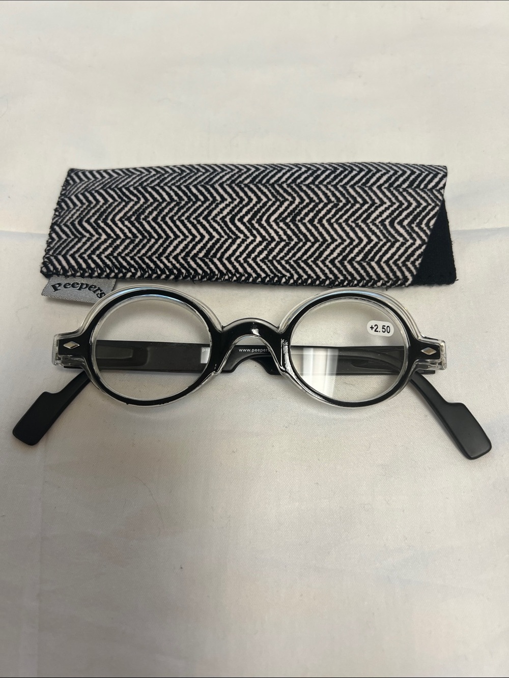 New Peepers Round Reading Glasses +2.50 in Clear/Black unisex vintage style